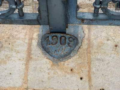 La villa � del 1909, come ricordato da una scritta in ferro ai piedi del cancello di ingresso. Fu innalzata da un componente della famiglia Sansone il quale scelse questo luogo incontaminato, lontano dalla citt�, per fornire le necessarie cure alla moglie malata di tubercolosi